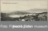 Postkort med bilde av utsikten over Hillevågsvannet i Stavanger. Gandsfjorden ligger i bakgrunnen.