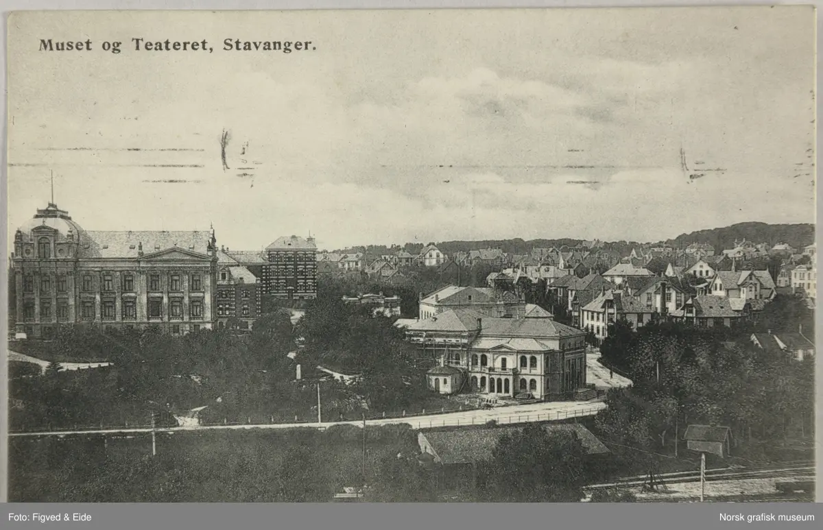 Postkort med bilde av Stavanger Museum og Stavanger Teater sett fra øst.