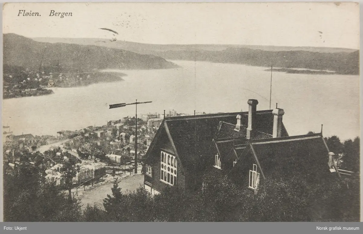 Fløyen i Bergen med byen og Byfjorden i bakgrunnen.