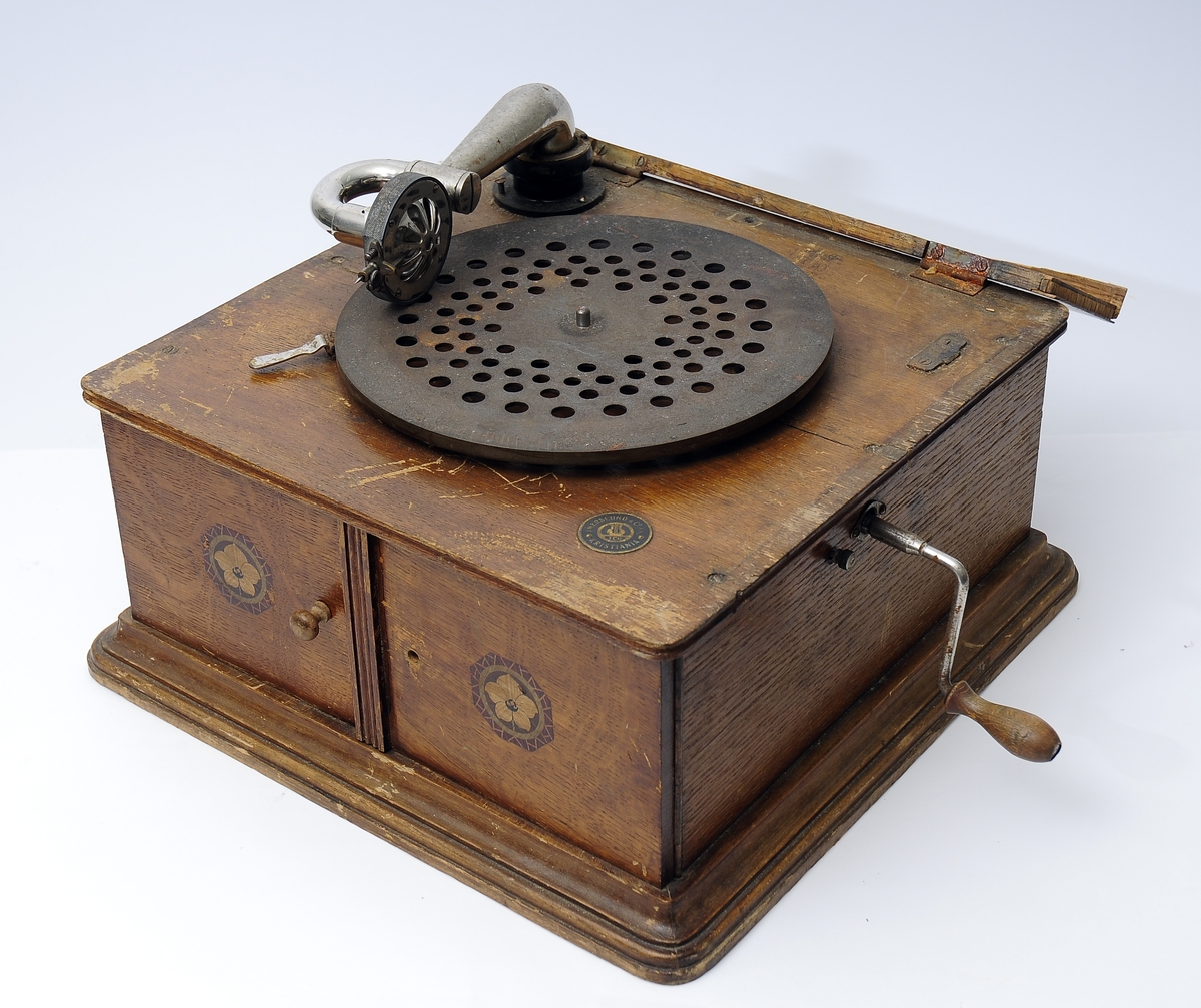 Sveivegrammofon, grammofonspiller med lokk, som er skadet og sitter ikke fast