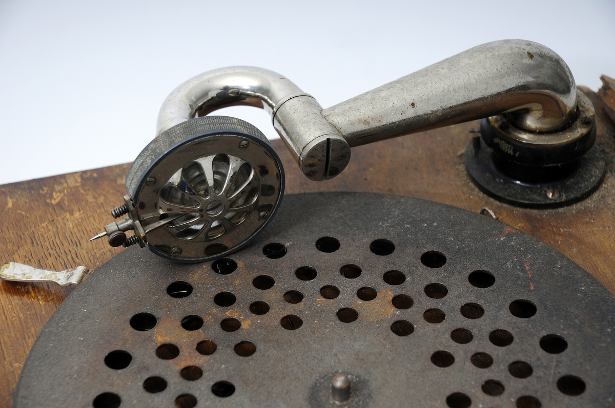 Sveivegrammofon, grammofonspiller med lokk, som er skadet og sitter ikke fast