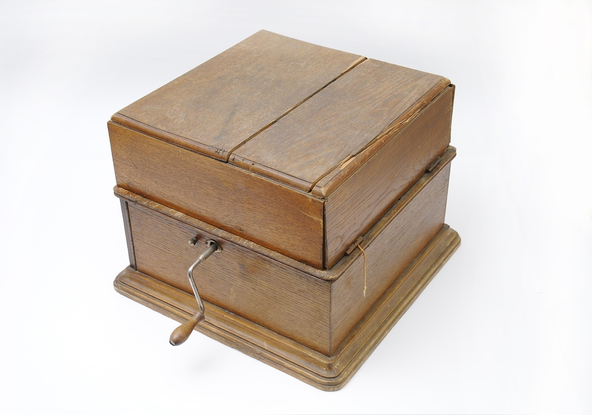 Sveivegrammofon, grammofonspiller med lokk, som er skadet og sitter ikke fast