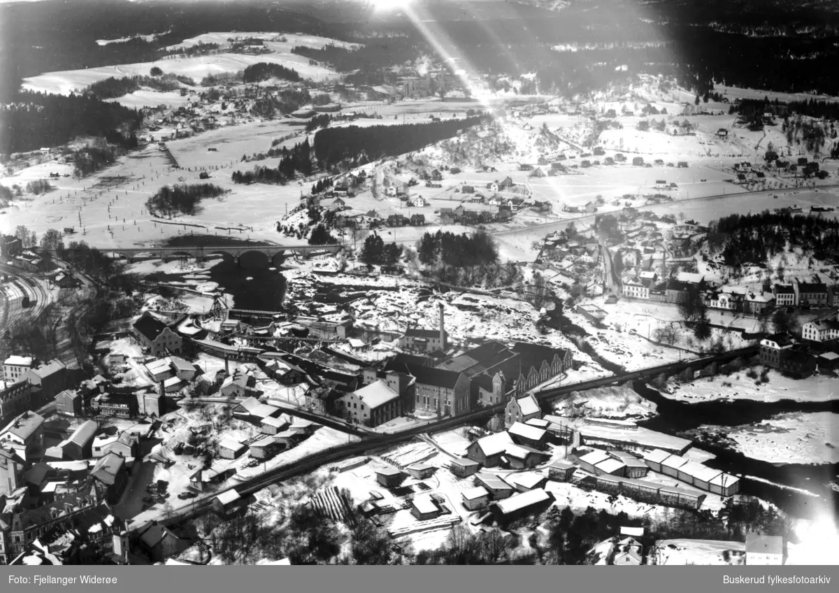 området rundt Hønefossen med Tippen
Hønefoss bruk
Jerbanebrua
1935