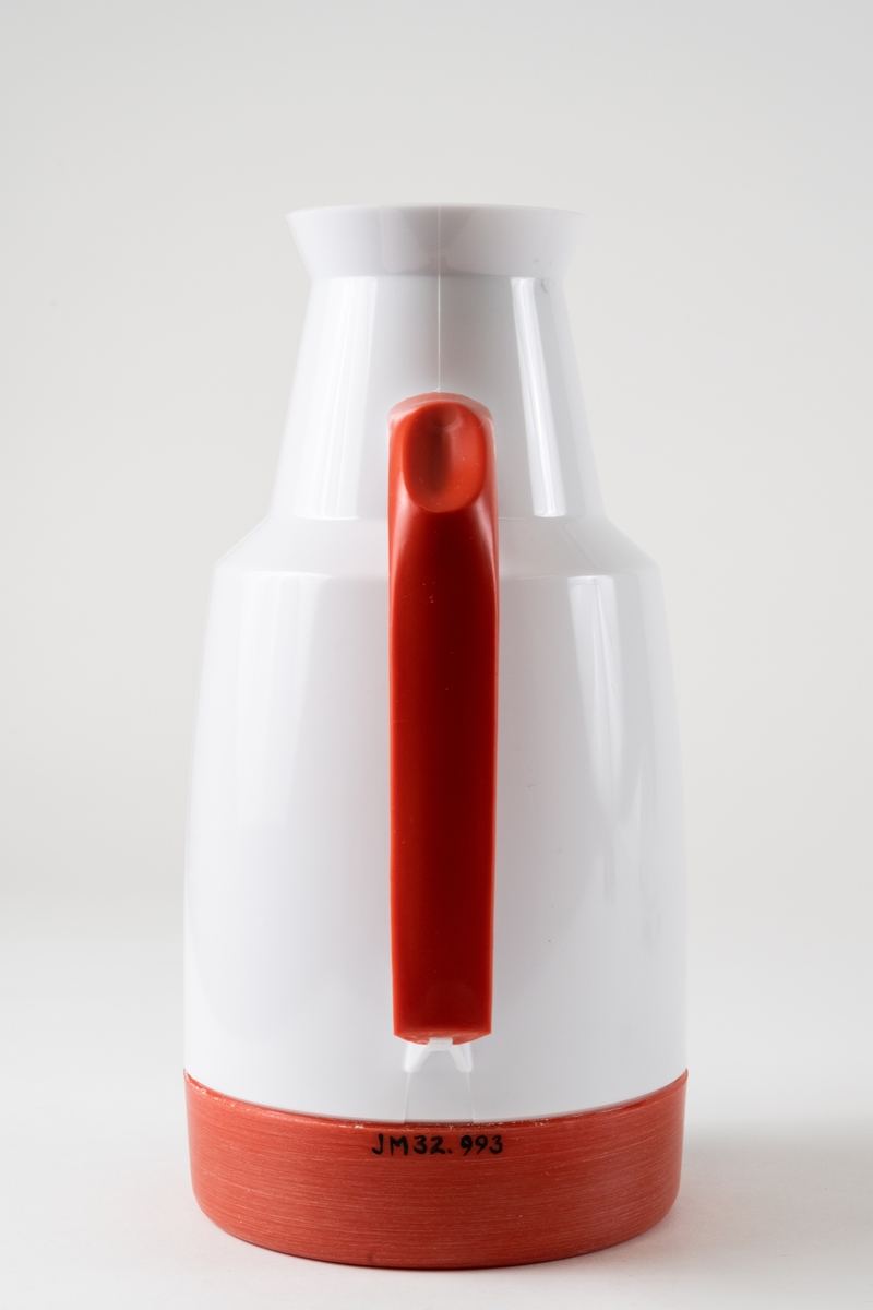 Termoskanna, så kallad TV-kanna, med ytterhölje av vit och orange SAN-plast och innerflaska av glas. Kannan består av expanderkork av plast, tätningsring av gummi, överdel av plast, termosglas, underdel av plast och justerskruv av plast.

Termosen är oanvänd och förvaras i sin ursprungliga plastpåse tillsammans med pappersfolder med bruksanvisning och pappersfolder med VDN varufakta.