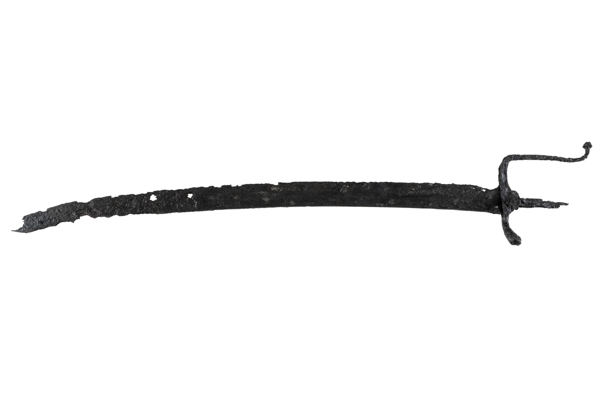 Sabel av järn, ungefär 810 mm lång, varav klingan 670 mm och fästet 140 mm. Klingans bredd är upp till 35 mm. Spetsens yttersta 200 mm har dubbel egg.
