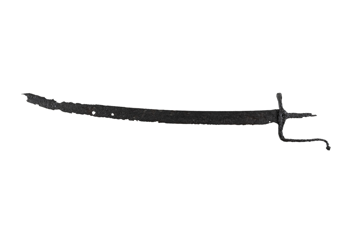 Sabel av järn, ungefär 810 mm lång, varav klingan 670 mm och fästet 140 mm. Klingans bredd är upp till 35 mm. Spetsens yttersta 200 mm har dubbel egg.