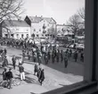 Finalen av militärövningen Ölandskriget. En militärparad i Borgholm på torget, sedd ifrån ett fönster.