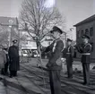 Finalen av militärövningen Ölandskriget. En soldat med stav för tamburmajor på torget i Borgholm.