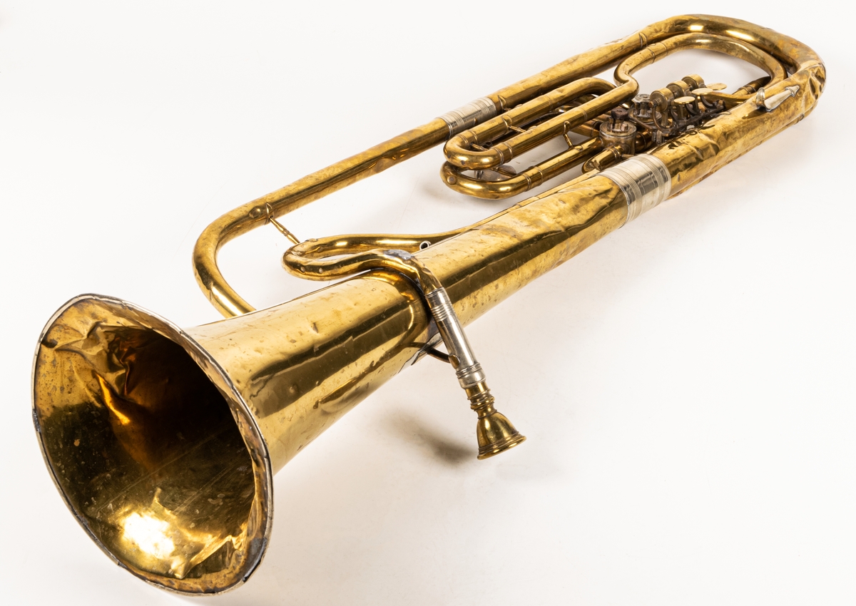 Bombardon, av mässing.