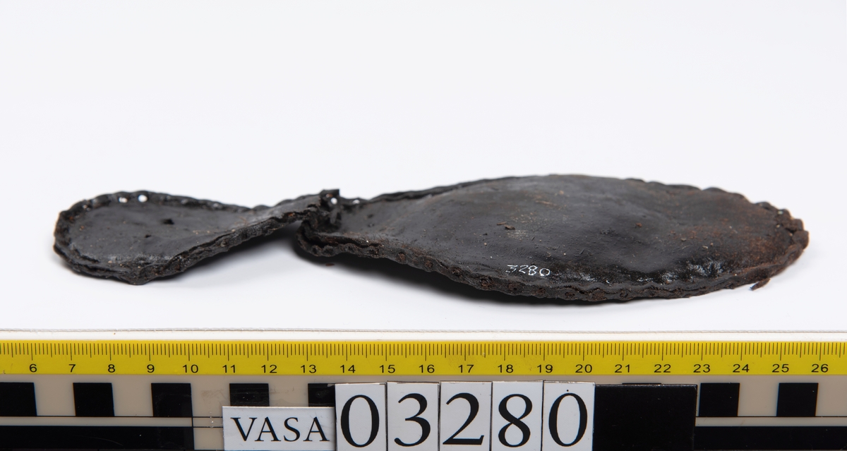 Tjugofem delar och fragment från stövel.
En sula, fyndnummer 03280. På sulans ovansida syns intryck av bindtråd. Runt ytterkanterna löper stygnshål. I hälpartiet finns hål efter träpligg.
Del av en klack, fyndnummer 03280:1, i form av fyra klacklappar samt kvarsittande träpligg.
En stropp, fyndnummer 03280:2. Ena änden är spetsformad. Andra änden är något fragmentarisk. I bägge ändar finns hål efter stygn.
Tre delar från stövelskaftet i form av tre läderstycken. Lädrstyckena är spaltade och ligger vikta. Längs sidorna löper stygnshål.
Delar och fragment av sulor, inlägg, ovanläder mm.
Merparten av lädret är spaltat och något kladdigt.