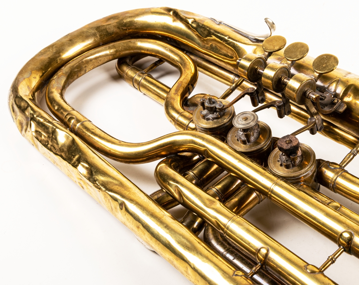 Bombardon, av mässing.