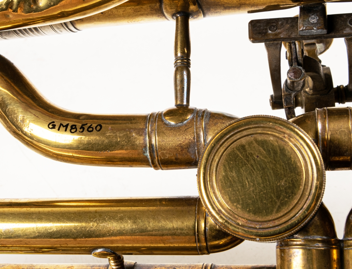 Bombardon, av mässing.