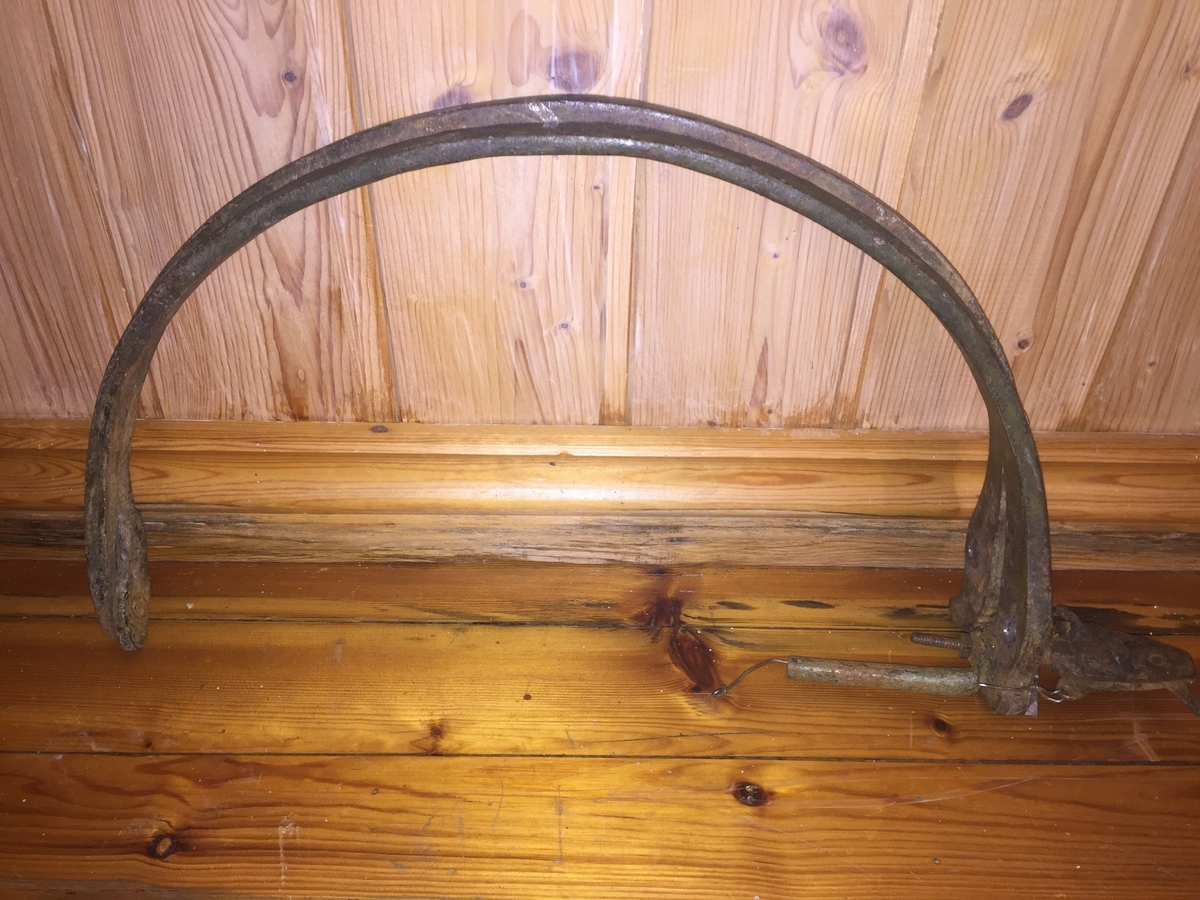 Revesaks i metall. Bogeforma. To bogar i metall med metallfjør til å spenne fella med.Ståltråd til feste av åte. Denne er kopla til fjøra.