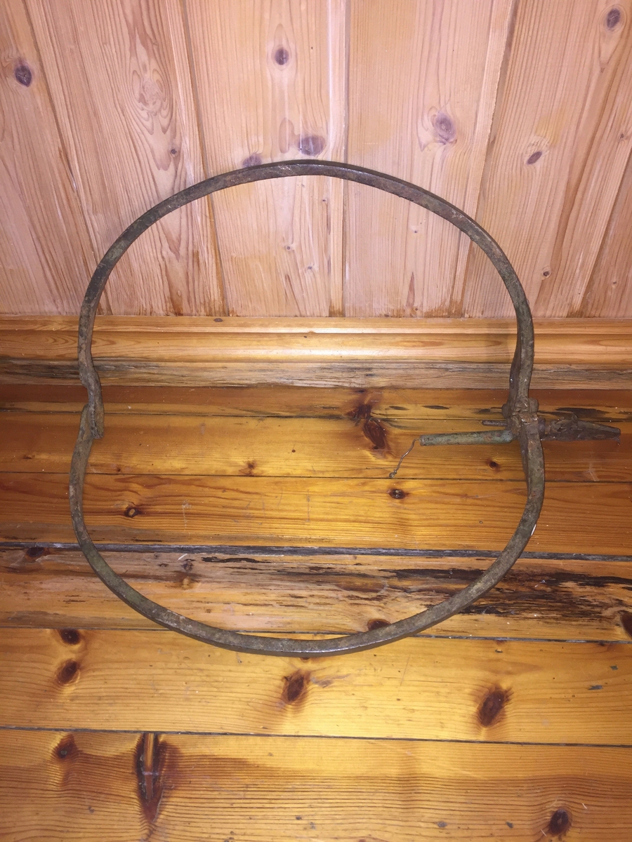 Revesaks i metall. Bogeforma. To bogar i metall med metallfjør til å spenne fella med.Ståltråd til feste av åte. Denne er kopla til fjøra.