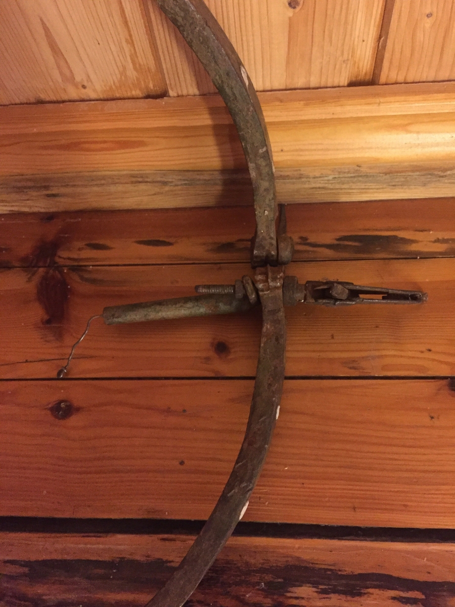 Revesaks i metall. Bogeforma. To bogar i metall med metallfjør til å spenne fella med.Ståltråd til feste av åte. Denne er kopla til fjøra.