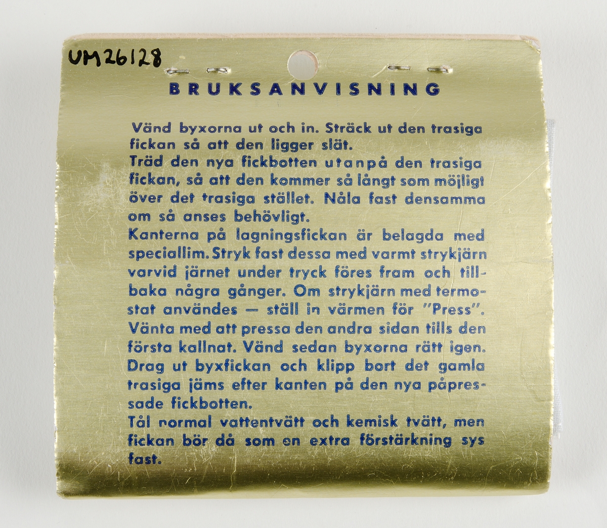 En förpackning av papper innehållande två ljusgrå byxfoder av bomull. Maskinsydda. Guldfärgad förpackning med blått tryck: 2 fickor LÄTT ATT LAGA varje trasig BYXFICKA med den nya fickbotten, som strykes på med varmt järn. SE BRUKSANVISNING PÅ BAKSIDAN! BAMBI. Bilder av byxficka samt Bambis varumärke, en hund. Tre handskrivna priser: 4.10 (överstruket), 4.30 samt på prislapp 6.80. På baksidan tryckt bruksanvisning.Har funnnit till försäljning i Nolmyra handel, Nolmyra, Björklinge sn. Givarna, Eva och Tage Löjdström innehade Nolmyra handel från 1981 till 1984 då den lades ned. "Det lönade sig inte." Det var för liten kundkrets. Alla skaffade sig bil och for till stan och till Harbo och handlade. Det var besvärligt med mjölken och samarbetet med Arla. De fick ta från Gävle och betala extra. Många kunder kom ofta in och pratade. Gubben Hofvander kom varje dag. Det var roligt att ha lanthandel. Före dem hade deras son Torbjörn Löjdström handeln en tid, och de hjälpte honom. Affären låg intill Nolmyra garveri. Huset byggdes i slutet av 1800-talet och var från början handelsbod. Den gamla inredningen var kvar, men är nu borta. Innehavare innan Löjdströms var Olle Ekström, som drev den sedan 1960-talet och bodde i närheten som pensionär. Eva och Tage Löjdström bodde i Nolmyra när de innehade handeln. De kommer från Piteå, där de tidigare haft kafé och tobaksaffär. När de flyttade till Uppsala arbetade de på Hotell Gillet.Gåva den 22 april 1994 från Eva och Tage Löjdström, Väderkvarnsgatan 21 A, Uppsala,tel: 12 93 28 