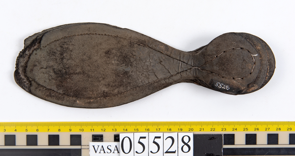 Dokumentation 1997:
Ett tjugotal delar och fragment från ett par skor.
Del av en skobotten, fyndnummer 05528. Skobottnen består av två sulor mellan vilka klacklappar sitter fästade. Sulorna och klacklapparna har monterats samman med tråd av konserveringsenheten.
En klack, fyndnummer 05528:1. Klacken är uppbyggd av sju klacklappar. Klacken har monterats samman med tråd av konserveringsenheten.
Två sulor, fyndnummer 05528:2 samt 05528:3. Sula fyndnummer 05528:3 har ett nedslitet hälparti. Sulorna och klacken är delar från den andra skobottnen som bildar par med skobotten fyndnummer 05528.
Två sulor, fyndnummer 05528:4 och 05528:5. Sulorna hör samman med någon av de två ovan nämnda skobottnarna.
Ett sidosycke med slejf, fyndnummer 05528:6. Längs med sidostyckets nedre kant löper stygnshål.
Ett 15-tal delar och fragment av holtrand, sulor mm.
Lädret är kraftigt och välbevarat.

Dokumentation 2022:
Fragment från ovanläder och ett par skobottnar (05528:4). Framstycke och sulor till öppna randskor. Tillverkade i läder. Skapades på en rak läst och bars på höger fot. Det finns regelbundna skurna dekorationer på framstycket. Klacken är reparerad med en läderlapp under sulan. Det finns tecken på delaminering på framstycket. Det finns hål i skobottens sidor och i mittensulan. Det finns inga tecken på lagningar.
För mer information, se Uppritning under Länkade filer.

Text in english:
These are one vamp fragment and a pair of bottom units (05528:4) of open side latchet shoes, made of leather, of randed construction with a patch heel, made on a straight last and worn on the right foot, with decorative pinked features across the vamp. The vamps are delaminated, and the bottom unit presents holes on both lateral sides and on the midsole. There are no signs of repairs.
For more information, go to Länkade filer: Uppritning