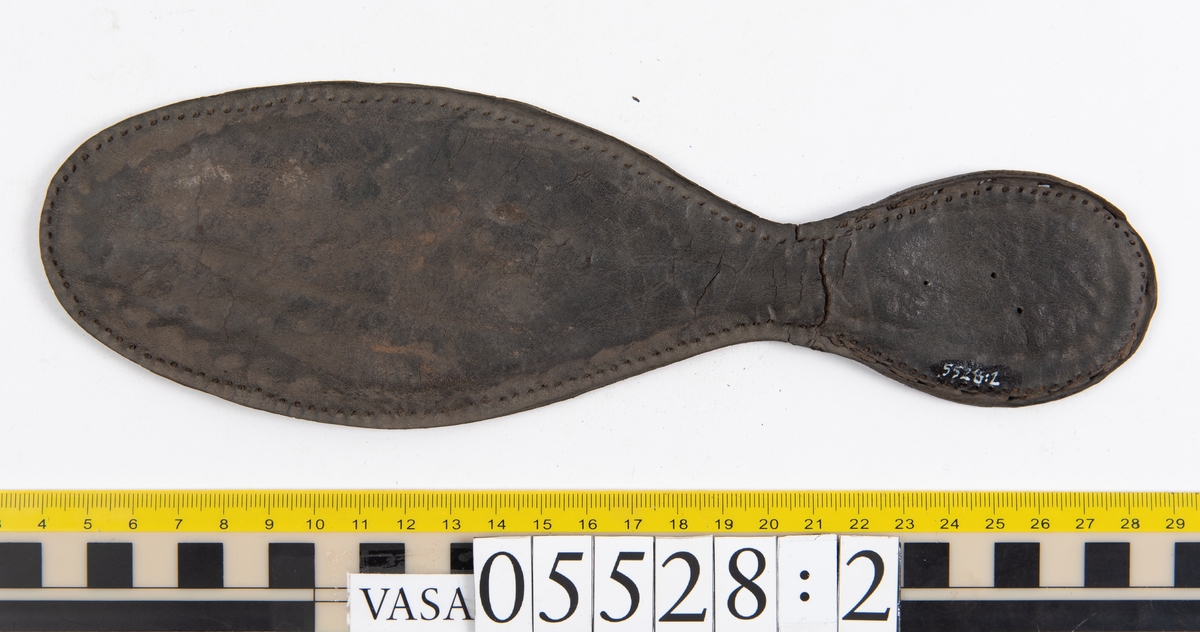 Dokumentation 1997:
Ett tjugotal delar och fragment från ett par skor.
Del av en skobotten, fyndnummer 05528. Skobottnen består av två sulor mellan vilka klacklappar sitter fästade. Sulorna och klacklapparna har monterats samman med tråd av konserveringsenheten.
En klack, fyndnummer 05528:1. Klacken är uppbyggd av sju klacklappar. Klacken har monterats samman med tråd av konserveringsenheten.
Två sulor, fyndnummer 05528:2 samt 05528:3. Sula fyndnummer 05528:3 har ett nedslitet hälparti. Sulorna och klacken är delar från den andra skobottnen som bildar par med skobotten fyndnummer 05528.
Två sulor, fyndnummer 05528:4 och 05528:5. Sulorna hör samman med någon av de två ovan nämnda skobottnarna.
Ett sidosycke med slejf, fyndnummer 05528:6. Längs med sidostyckets nedre kant löper stygnshål.
Ett 15-tal delar och fragment av holtrand, sulor mm.
Lädret är kraftigt och välbevarat.

Dokumentation 2022:
Fragment från ovanläder och ett par skobottnar (05528:4). Framstycke och sulor till öppna randskor. Tillverkade i läder. Skapades på en rak läst och bars på höger fot. Det finns regelbundna skurna dekorationer på framstycket. Klacken är reparerad med en läderlapp under sulan. Det finns tecken på delaminering på framstycket. Det finns hål i skobottens sidor och i mittensulan. Det finns inga tecken på lagningar.
För mer information, se Uppritning under Länkade filer.

Text in english:
These are one vamp fragment and a pair of bottom units (05528:4) of open side latchet shoes, made of leather, of randed construction with a patch heel, made on a straight last and worn on the right foot, with decorative pinked features across the vamp. The vamps are delaminated, and the bottom unit presents holes on both lateral sides and on the midsole. There are no signs of repairs.
For more information, go to Länkade filer: Uppritning