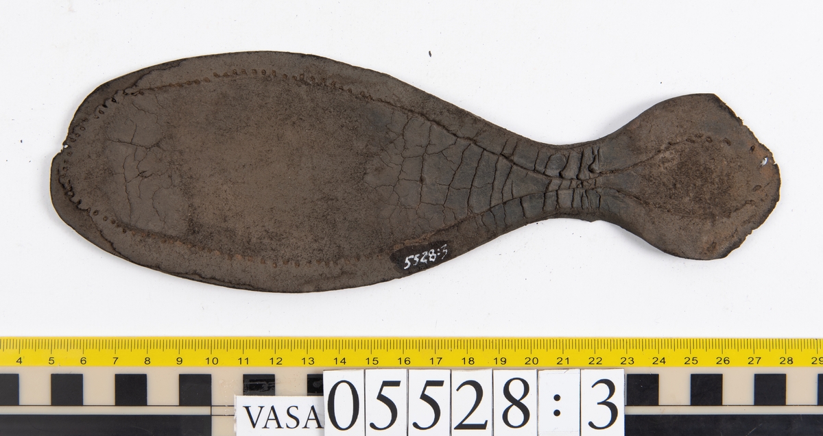 Dokumentation 1997:
Ett tjugotal delar och fragment från ett par skor.
Del av en skobotten, fyndnummer 05528. Skobottnen består av två sulor mellan vilka klacklappar sitter fästade. Sulorna och klacklapparna har monterats samman med tråd av konserveringsenheten.
En klack, fyndnummer 05528:1. Klacken är uppbyggd av sju klacklappar. Klacken har monterats samman med tråd av konserveringsenheten.
Två sulor, fyndnummer 05528:2 samt 05528:3. Sula fyndnummer 05528:3 har ett nedslitet hälparti. Sulorna och klacken är delar från den andra skobottnen som bildar par med skobotten fyndnummer 05528.
Två sulor, fyndnummer 05528:4 och 05528:5. Sulorna hör samman med någon av de två ovan nämnda skobottnarna.
Ett sidosycke med slejf, fyndnummer 05528:6. Längs med sidostyckets nedre kant löper stygnshål.
Ett 15-tal delar och fragment av holtrand, sulor mm.
Lädret är kraftigt och välbevarat.

Dokumentation 2022:
Fragment från ovanläder och ett par skobottnar (05528:4). Framstycke och sulor till öppna randskor. Tillverkade i läder. Skapades på en rak läst och bars på höger fot. Det finns regelbundna skurna dekorationer på framstycket. Klacken är reparerad med en läderlapp under sulan. Det finns tecken på delaminering på framstycket. Det finns hål i skobottens sidor och i mittensulan. Det finns inga tecken på lagningar.
För mer information, se Uppritning under Länkade filer.

Text in english:
These are one vamp fragment and a pair of bottom units (05528:4) of open side latchet shoes, made of leather, of randed construction with a patch heel, made on a straight last and worn on the right foot, with decorative pinked features across the vamp. The vamps are delaminated, and the bottom unit presents holes on both lateral sides and on the midsole. There are no signs of repairs.
For more information, go to Länkade filer: Uppritning