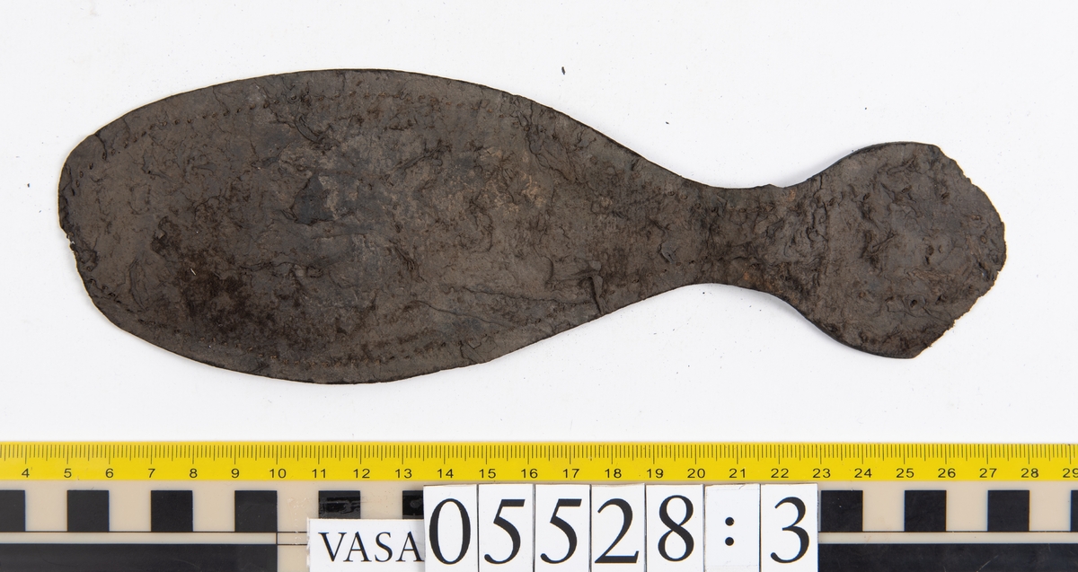 Dokumentation 1997:
Ett tjugotal delar och fragment från ett par skor.
Del av en skobotten, fyndnummer 05528. Skobottnen består av två sulor mellan vilka klacklappar sitter fästade. Sulorna och klacklapparna har monterats samman med tråd av konserveringsenheten.
En klack, fyndnummer 05528:1. Klacken är uppbyggd av sju klacklappar. Klacken har monterats samman med tråd av konserveringsenheten.
Två sulor, fyndnummer 05528:2 samt 05528:3. Sula fyndnummer 05528:3 har ett nedslitet hälparti. Sulorna och klacken är delar från den andra skobottnen som bildar par med skobotten fyndnummer 05528.
Två sulor, fyndnummer 05528:4 och 05528:5. Sulorna hör samman med någon av de två ovan nämnda skobottnarna.
Ett sidosycke med slejf, fyndnummer 05528:6. Längs med sidostyckets nedre kant löper stygnshål.
Ett 15-tal delar och fragment av holtrand, sulor mm.
Lädret är kraftigt och välbevarat.

Dokumentation 2022:
Fragment från ovanläder och ett par skobottnar (05528:4). Framstycke och sulor till öppna randskor. Tillverkade i läder. Skapades på en rak läst och bars på höger fot. Det finns regelbundna skurna dekorationer på framstycket. Klacken är reparerad med en läderlapp under sulan. Det finns tecken på delaminering på framstycket. Det finns hål i skobottens sidor och i mittensulan. Det finns inga tecken på lagningar.
För mer information, se Uppritning under Länkade filer.

Text in english:
These are one vamp fragment and a pair of bottom units (05528:4) of open side latchet shoes, made of leather, of randed construction with a patch heel, made on a straight last and worn on the right foot, with decorative pinked features across the vamp. The vamps are delaminated, and the bottom unit presents holes on both lateral sides and on the midsole. There are no signs of repairs.
For more information, go to Länkade filer: Uppritning