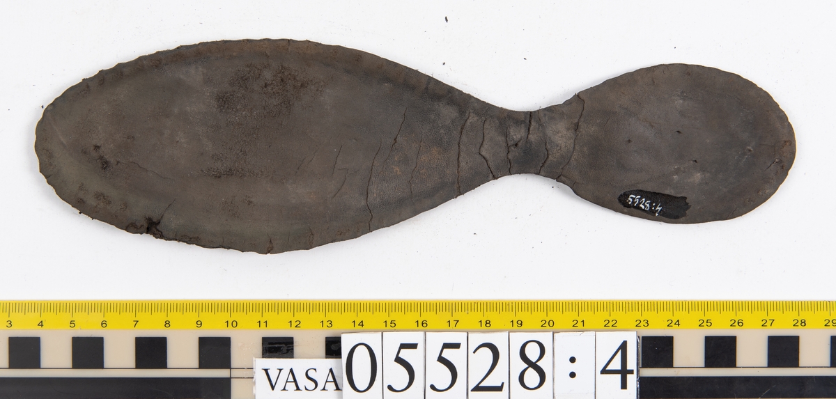 Dokumentation 1997:
Ett tjugotal delar och fragment från ett par skor.
Del av en skobotten, fyndnummer 05528. Skobottnen består av två sulor mellan vilka klacklappar sitter fästade. Sulorna och klacklapparna har monterats samman med tråd av konserveringsenheten.
En klack, fyndnummer 05528:1. Klacken är uppbyggd av sju klacklappar. Klacken har monterats samman med tråd av konserveringsenheten.
Två sulor, fyndnummer 05528:2 samt 05528:3. Sula fyndnummer 05528:3 har ett nedslitet hälparti. Sulorna och klacken är delar från den andra skobottnen som bildar par med skobotten fyndnummer 05528.
Två sulor, fyndnummer 05528:4 och 05528:5. Sulorna hör samman med någon av de två ovan nämnda skobottnarna.
Ett sidosycke med slejf, fyndnummer 05528:6. Längs med sidostyckets nedre kant löper stygnshål.
Ett 15-tal delar och fragment av holtrand, sulor mm.
Lädret är kraftigt och välbevarat.

Dokumentation 2022:
Fragment från ovanläder och ett par skobottnar (05528:4). Framstycke och sulor till öppna randskor. Tillverkade i läder. Skapades på en rak läst och bars på höger fot. Det finns regelbundna skurna dekorationer på framstycket. Klacken är reparerad med en läderlapp under sulan. Det finns tecken på delaminering på framstycket. Det finns hål i skobottens sidor och i mittensulan. Det finns inga tecken på lagningar.
För mer information, se Uppritning under Länkade filer.

Text in english:
These are one vamp fragment and a pair of bottom units (05528:4) of open side latchet shoes, made of leather, of randed construction with a patch heel, made on a straight last and worn on the right foot, with decorative pinked features across the vamp. The vamps are delaminated, and the bottom unit presents holes on both lateral sides and on the midsole. There are no signs of repairs.
For more information, go to Länkade filer: Uppritning