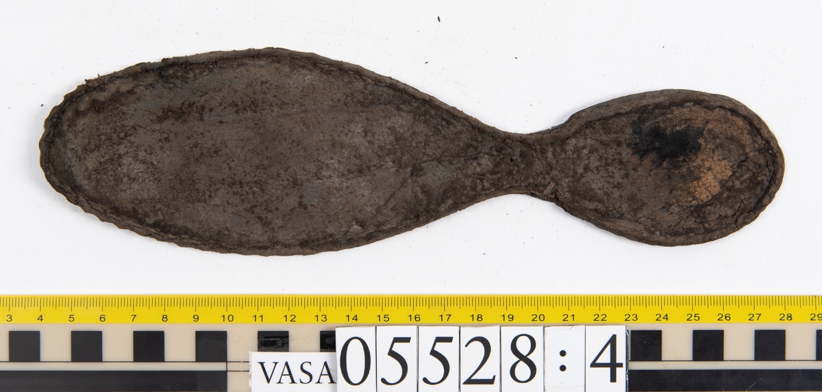 Dokumentation 1997:
Ett tjugotal delar och fragment från ett par skor.
Del av en skobotten, fyndnummer 05528. Skobottnen består av två sulor mellan vilka klacklappar sitter fästade. Sulorna och klacklapparna har monterats samman med tråd av konserveringsenheten.
En klack, fyndnummer 05528:1. Klacken är uppbyggd av sju klacklappar. Klacken har monterats samman med tråd av konserveringsenheten.
Två sulor, fyndnummer 05528:2 samt 05528:3. Sula fyndnummer 05528:3 har ett nedslitet hälparti. Sulorna och klacken är delar från den andra skobottnen som bildar par med skobotten fyndnummer 05528.
Två sulor, fyndnummer 05528:4 och 05528:5. Sulorna hör samman med någon av de två ovan nämnda skobottnarna.
Ett sidosycke med slejf, fyndnummer 05528:6. Längs med sidostyckets nedre kant löper stygnshål.
Ett 15-tal delar och fragment av holtrand, sulor mm.
Lädret är kraftigt och välbevarat.

Dokumentation 2022:
Fragment från ovanläder och ett par skobottnar (05528:4). Framstycke och sulor till öppna randskor. Tillverkade i läder. Skapades på en rak läst och bars på höger fot. Det finns regelbundna skurna dekorationer på framstycket. Klacken är reparerad med en läderlapp under sulan. Det finns tecken på delaminering på framstycket. Det finns hål i skobottens sidor och i mittensulan. Det finns inga tecken på lagningar.
För mer information, se Uppritning under Länkade filer.

Text in english:
These are one vamp fragment and a pair of bottom units (05528:4) of open side latchet shoes, made of leather, of randed construction with a patch heel, made on a straight last and worn on the right foot, with decorative pinked features across the vamp. The vamps are delaminated, and the bottom unit presents holes on both lateral sides and on the midsole. There are no signs of repairs.
For more information, go to Länkade filer: Uppritning