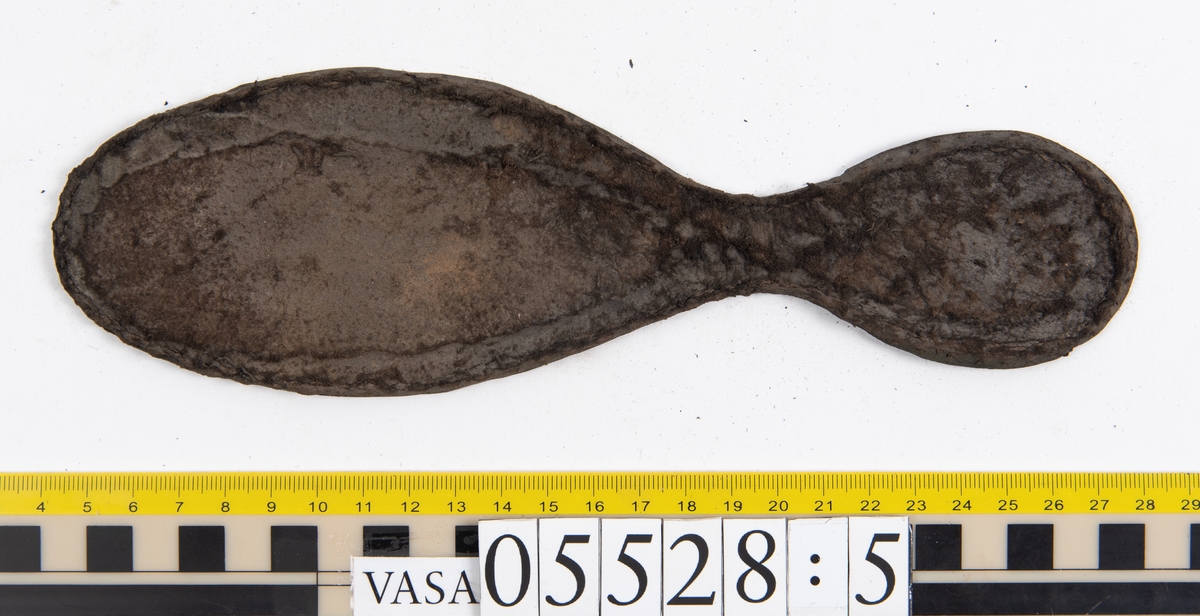Dokumentation 1997:
Ett tjugotal delar och fragment från ett par skor.
Del av en skobotten, fyndnummer 05528. Skobottnen består av två sulor mellan vilka klacklappar sitter fästade. Sulorna och klacklapparna har monterats samman med tråd av konserveringsenheten.
En klack, fyndnummer 05528:1. Klacken är uppbyggd av sju klacklappar. Klacken har monterats samman med tråd av konserveringsenheten.
Två sulor, fyndnummer 05528:2 samt 05528:3. Sula fyndnummer 05528:3 har ett nedslitet hälparti. Sulorna och klacken är delar från den andra skobottnen som bildar par med skobotten fyndnummer 05528.
Två sulor, fyndnummer 05528:4 och 05528:5. Sulorna hör samman med någon av de två ovan nämnda skobottnarna.
Ett sidosycke med slejf, fyndnummer 05528:6. Längs med sidostyckets nedre kant löper stygnshål.
Ett 15-tal delar och fragment av holtrand, sulor mm.
Lädret är kraftigt och välbevarat.

Dokumentation 2022:
Fragment från ovanläder och ett par skobottnar (05528:4). Framstycke och sulor till öppna randskor. Tillverkade i läder. Skapades på en rak läst och bars på höger fot. Det finns regelbundna skurna dekorationer på framstycket. Klacken är reparerad med en läderlapp under sulan. Det finns tecken på delaminering på framstycket. Det finns hål i skobottens sidor och i mittensulan. Det finns inga tecken på lagningar.
För mer information, se Uppritning under Länkade filer.

Text in english:
These are one vamp fragment and a pair of bottom units (05528:4) of open side latchet shoes, made of leather, of randed construction with a patch heel, made on a straight last and worn on the right foot, with decorative pinked features across the vamp. The vamps are delaminated, and the bottom unit presents holes on both lateral sides and on the midsole. There are no signs of repairs.
For more information, go to Länkade filer: Uppritning