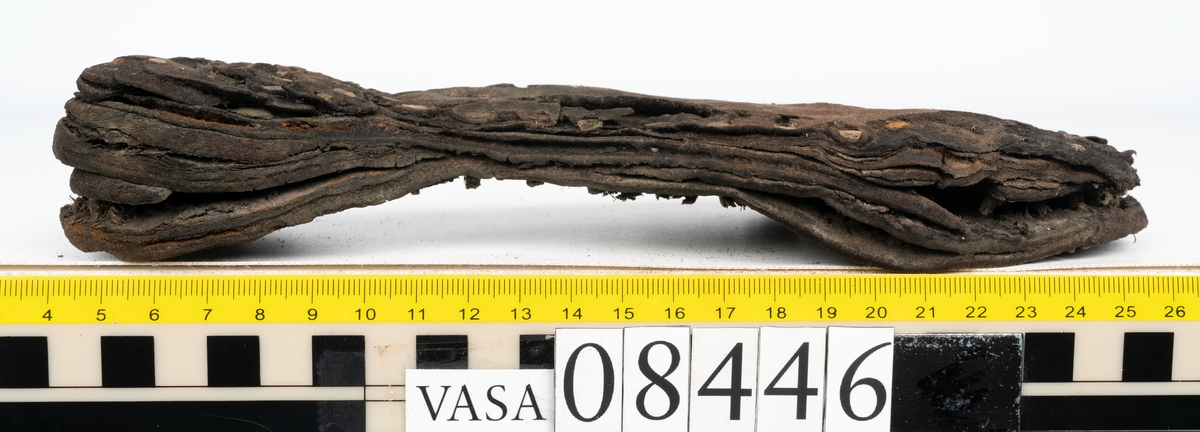 Delar och fragment från skobotten: fem delar samt ett åttiotal fragment.

Skobotten 08446 har kvarsittande tråd och skopligg. Klacken består av tre klacklappar. Sula 08446:1 har ett något fragmentariskt hälparti. Del av bindsula, fyndnummer 08446:2. På sulan finns avtryck efter bindtråden och hål efter skopligg. Två delar av holtrand med kvarsittande tråd samt ett tiotal fragment och löst liggande skopligg.