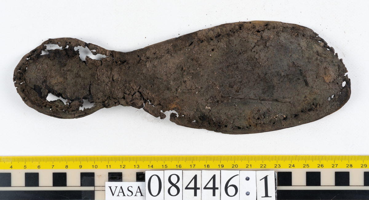 Delar och fragment från skobotten: fem delar samt ett åttiotal fragment.

Skobotten 08446 har kvarsittande tråd och skopligg. Klacken består av tre klacklappar. Sula 08446:1 har ett något fragmentariskt hälparti. Del av bindsula, fyndnummer 08446:2. På sulan finns avtryck efter bindtråden och hål efter skopligg. Två delar av holtrand med kvarsittande tråd samt ett tiotal fragment och löst liggande skopligg.