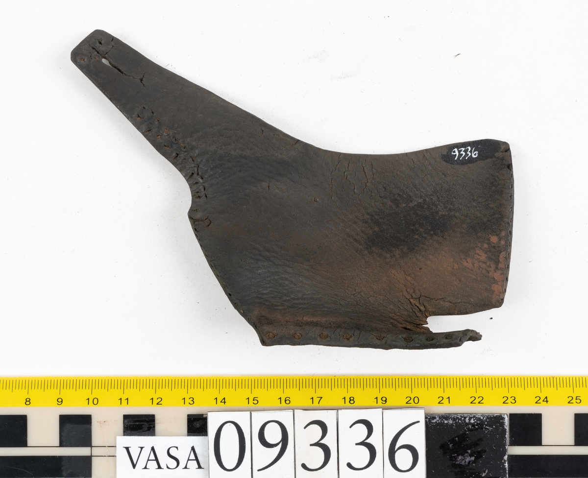 Fyra delar från sko: en sula, ett sidostycke med slejf samt två ospecificerade fragment.

En ritsad linje löper strax innanför sulans ytterkant. På sulans köttsida finns kvarsittande tråd. I änden på sidostyckets slejf syns ett runt hål med en nedskärning. På sidostycket syns kvarsittande tråd. Lädret är kraftigt.