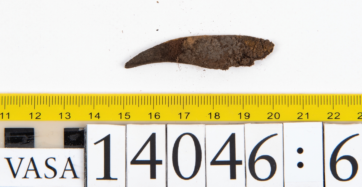 Tjugo ospecificerade läderbitar samt ett flertal mycket små fragment. På två av fragmenten, fyndnummer 14046:1 samt 14046:7, finns svarta hårstrån, ca 5-20 mm långa. Lädret saknar hål efter stygn eller träpligg.