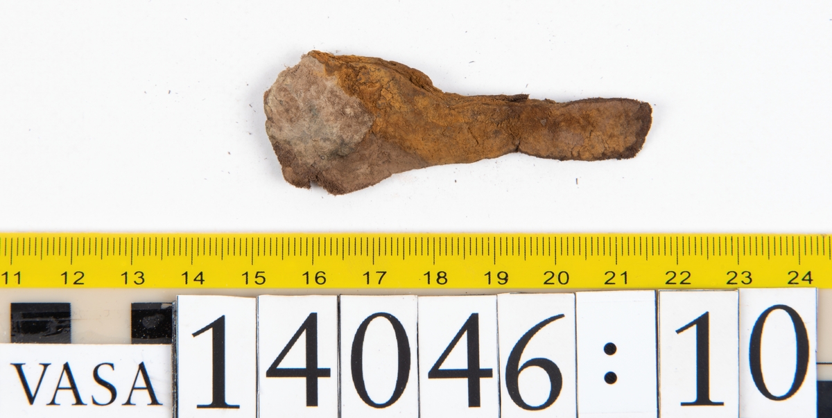 Tjugo ospecificerade läderbitar samt ett flertal mycket små fragment. På två av fragmenten, fyndnummer 14046:1 samt 14046:7, finns svarta hårstrån, ca 5-20 mm långa. Lädret saknar hål efter stygn eller träpligg.