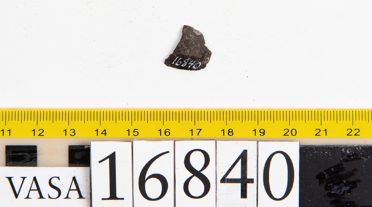 Ospecificerade fragment: sju större och tjugotre mindre fragment.

Fragment fyndnummer 16840:1 har en 5 mm bred nervikt kant. Kanten är försedd med raka, parallellt liggande, stygnshål.

Lädret är mycket sprött och går lätt att bryta sönder.
