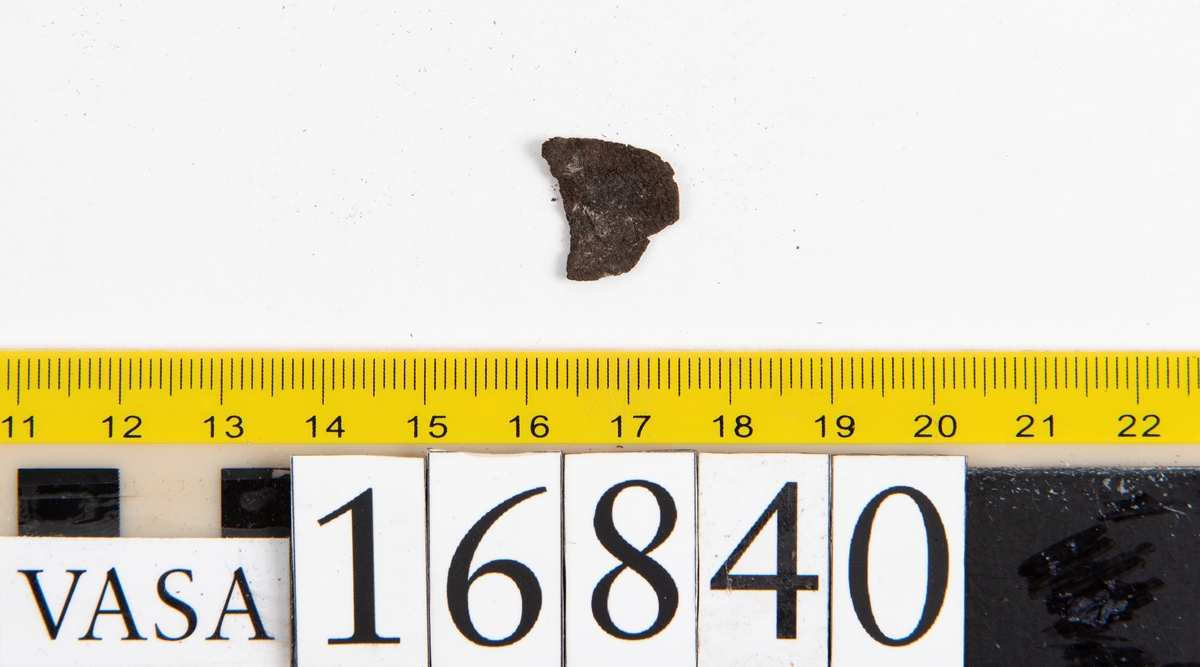 Ospecificerade fragment: sju större och tjugotre mindre fragment.

Fragment fyndnummer 16840:1 har en 5 mm bred nervikt kant. Kanten är försedd med raka, parallellt liggande, stygnshål.

Lädret är mycket sprött och går lätt att bryta sönder.