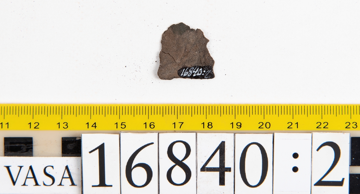 Ospecificerade fragment: sju större och tjugotre mindre fragment.

Fragment fyndnummer 16840:1 har en 5 mm bred nervikt kant. Kanten är försedd med raka, parallellt liggande, stygnshål.

Lädret är mycket sprött och går lätt att bryta sönder.