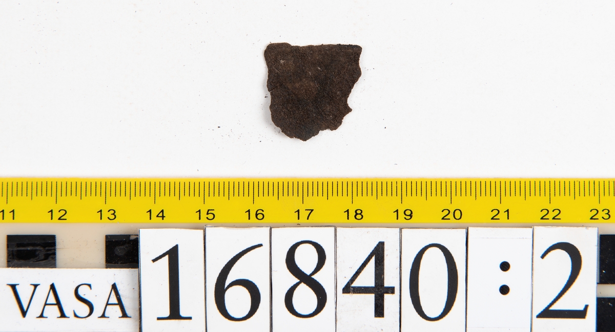 Ospecificerade fragment: sju större och tjugotre mindre fragment.

Fragment fyndnummer 16840:1 har en 5 mm bred nervikt kant. Kanten är försedd med raka, parallellt liggande, stygnshål.

Lädret är mycket sprött och går lätt att bryta sönder.