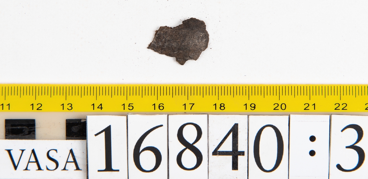 Ospecificerade fragment: sju större och tjugotre mindre fragment.

Fragment fyndnummer 16840:1 har en 5 mm bred nervikt kant. Kanten är försedd med raka, parallellt liggande, stygnshål.

Lädret är mycket sprött och går lätt att bryta sönder.