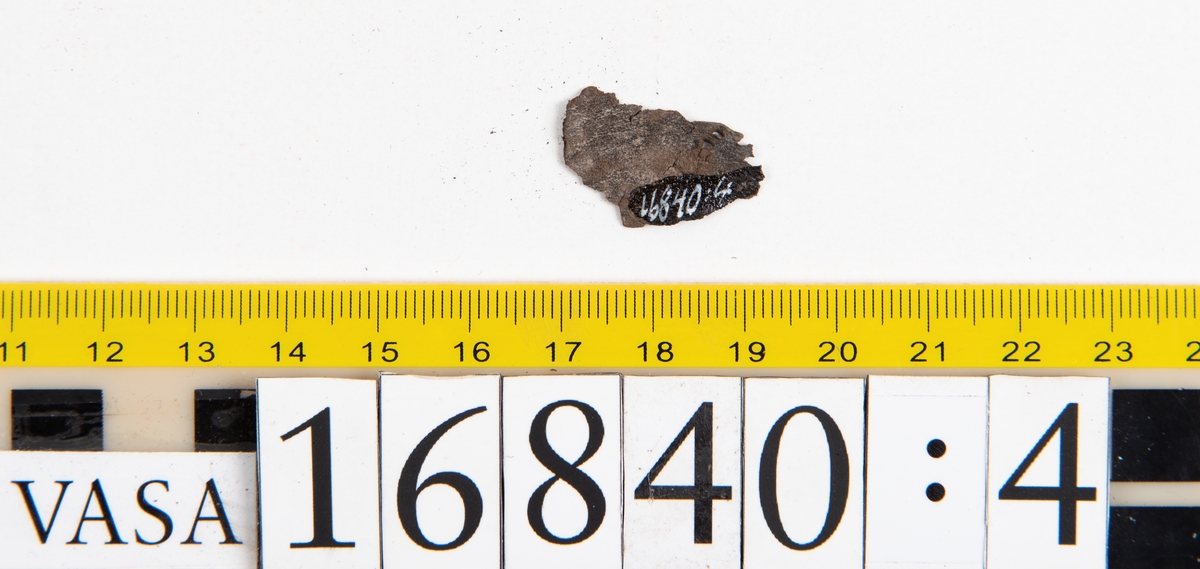 Ospecificerade fragment: sju större och tjugotre mindre fragment.

Fragment fyndnummer 16840:1 har en 5 mm bred nervikt kant. Kanten är försedd med raka, parallellt liggande, stygnshål.

Lädret är mycket sprött och går lätt att bryta sönder.