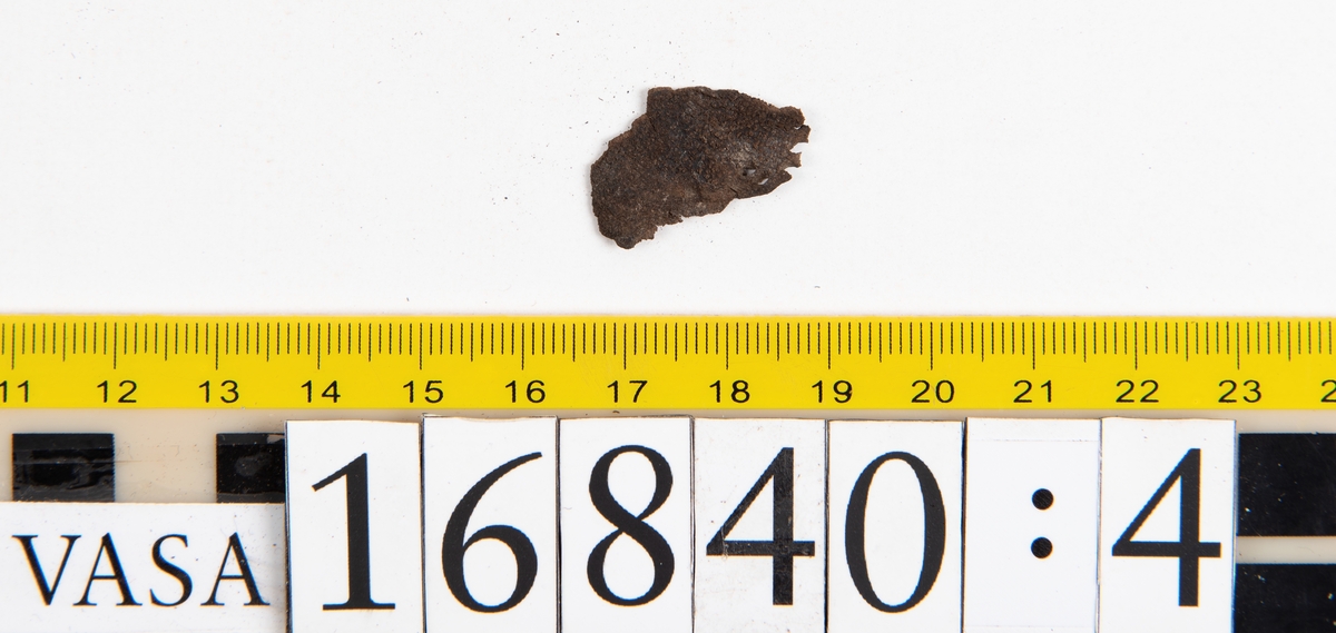 Ospecificerade fragment: sju större och tjugotre mindre fragment.

Fragment fyndnummer 16840:1 har en 5 mm bred nervikt kant. Kanten är försedd med raka, parallellt liggande, stygnshål.

Lädret är mycket sprött och går lätt att bryta sönder.