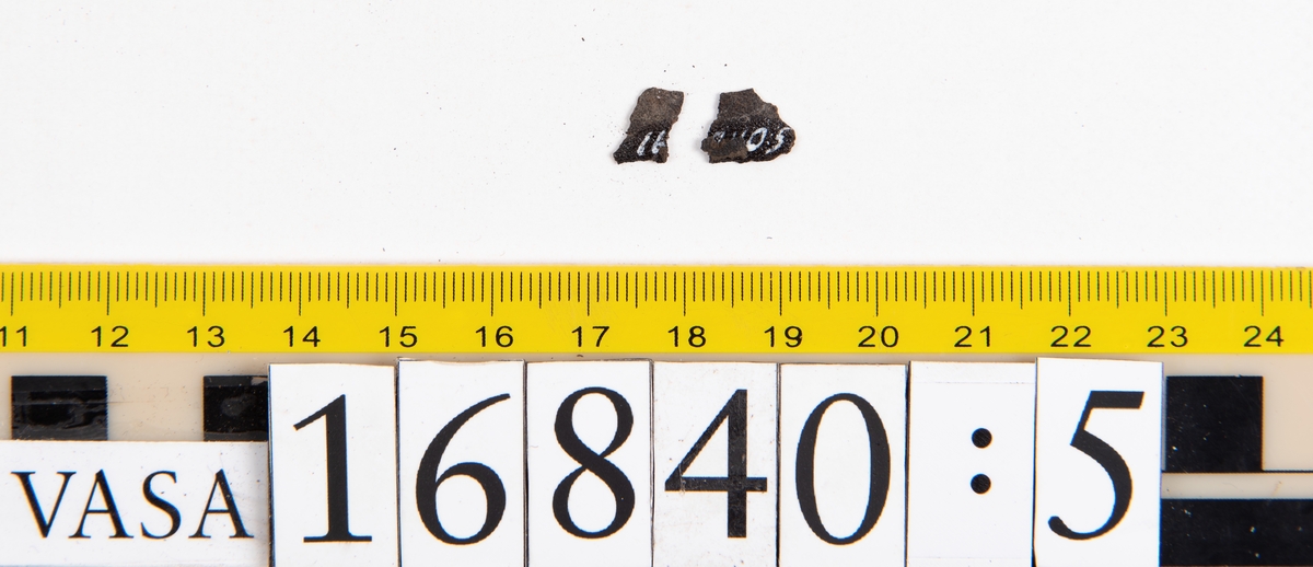 Ospecificerade fragment: sju större och tjugotre mindre fragment.

Fragment fyndnummer 16840:1 har en 5 mm bred nervikt kant. Kanten är försedd med raka, parallellt liggande, stygnshål.

Lädret är mycket sprött och går lätt att bryta sönder.