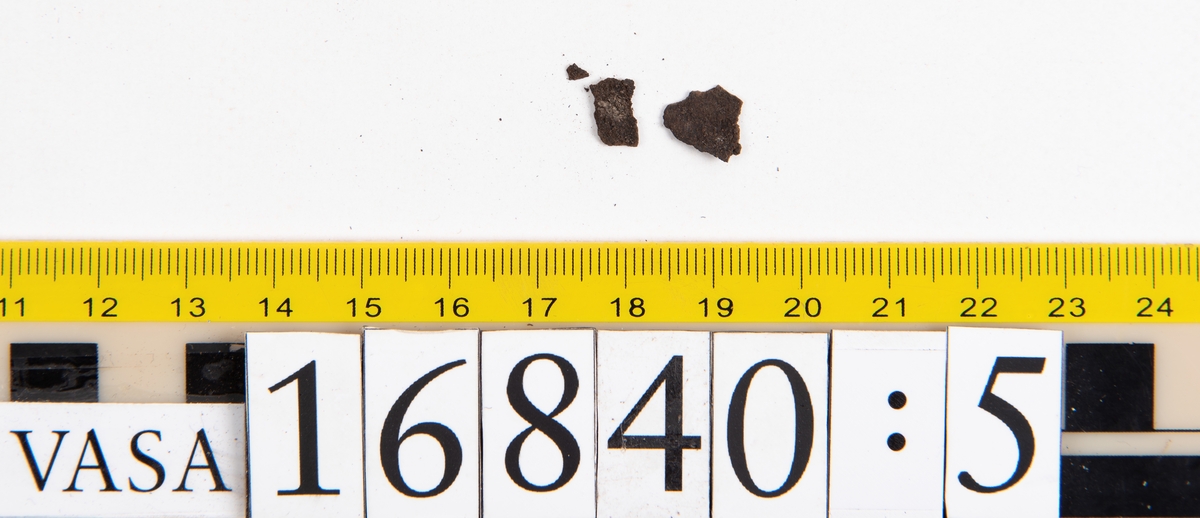 Ospecificerade fragment: sju större och tjugotre mindre fragment.

Fragment fyndnummer 16840:1 har en 5 mm bred nervikt kant. Kanten är försedd med raka, parallellt liggande, stygnshål.

Lädret är mycket sprött och går lätt att bryta sönder.