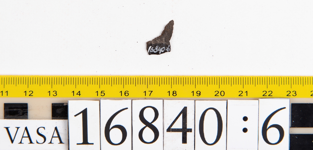 Ospecificerade fragment: sju större och tjugotre mindre fragment.

Fragment fyndnummer 16840:1 har en 5 mm bred nervikt kant. Kanten är försedd med raka, parallellt liggande, stygnshål.

Lädret är mycket sprött och går lätt att bryta sönder.