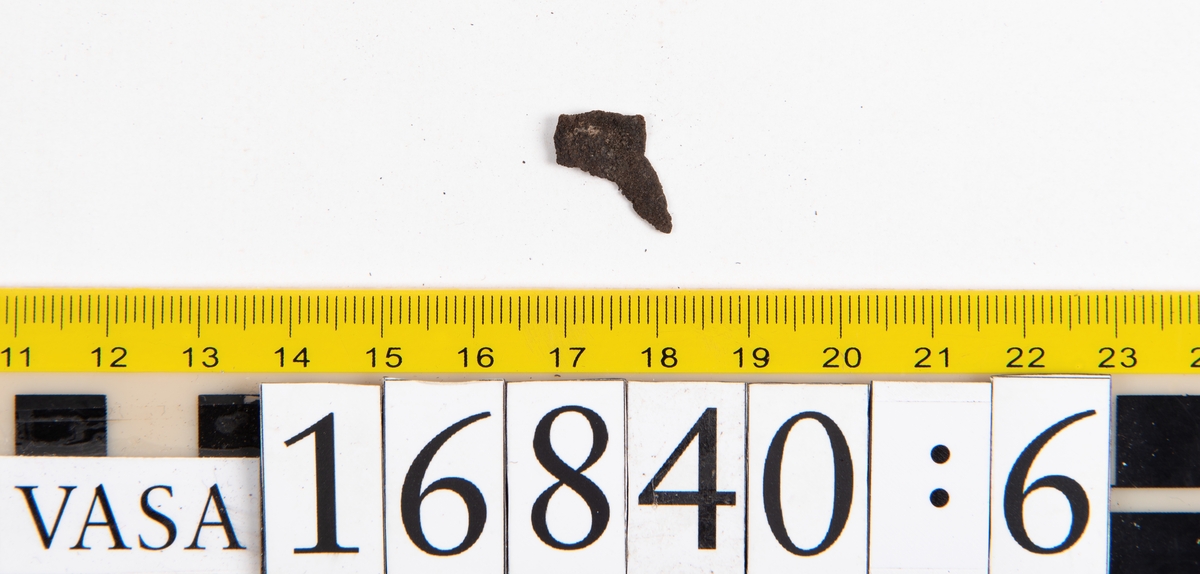 Ospecificerade fragment: sju större och tjugotre mindre fragment.

Fragment fyndnummer 16840:1 har en 5 mm bred nervikt kant. Kanten är försedd med raka, parallellt liggande, stygnshål.

Lädret är mycket sprött och går lätt att bryta sönder.
