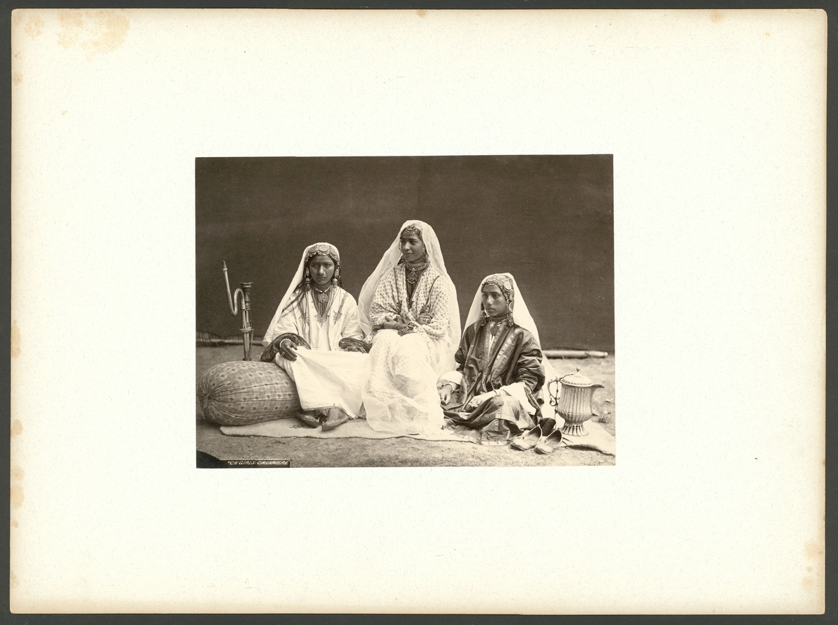 Bilden visar tre hinduiska dansörer, så kallade Nautch Girls, i Kashmir.