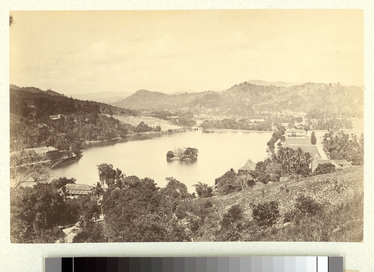 Bilden föreställer en panorama över Ceylons gamla huvudstad Kandy.