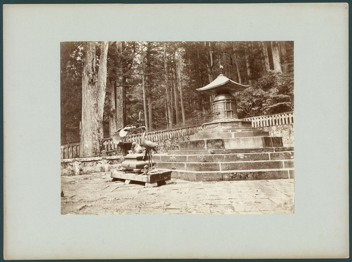 Bilden visar mausoleet med urnen av shogunen Tokugawa Ieyasu​, som är del av shintohelgedomen Tosho-gu i staden Nikko.