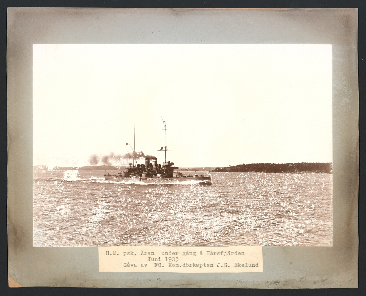 Fartygsporträtt som visar pansarbåten ÄRAN under gång på Hårsfjärden juni 1905.