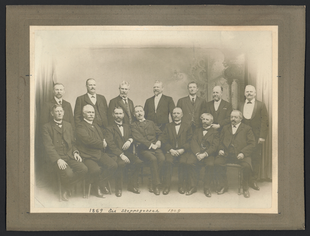 Denna gruppfoto visar 1869-års antagna skeppsgossar samlat för 40-årsdagen för antagning till skeppsgossar. Av 50 antagna maj 1869 var 15 närvarande 1909, bland annat 1 skg 71 Clas Wilhelm Westerberg.