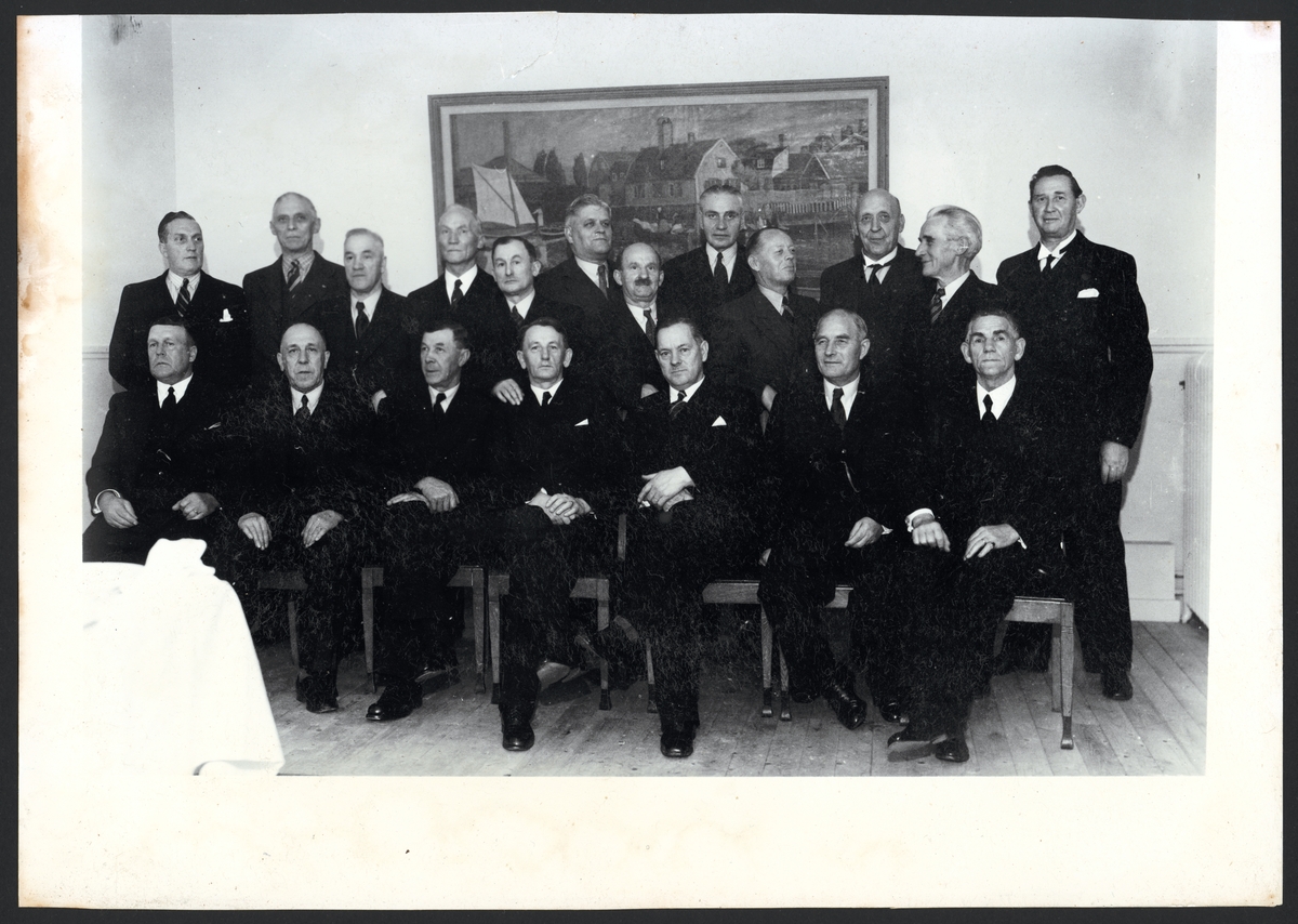Denna gruppfoto visar Karlskrona Stationen skeppsgossar fotograferat 1944 vid firandet av 40-års jubleet av sin karlskrivning 1904.