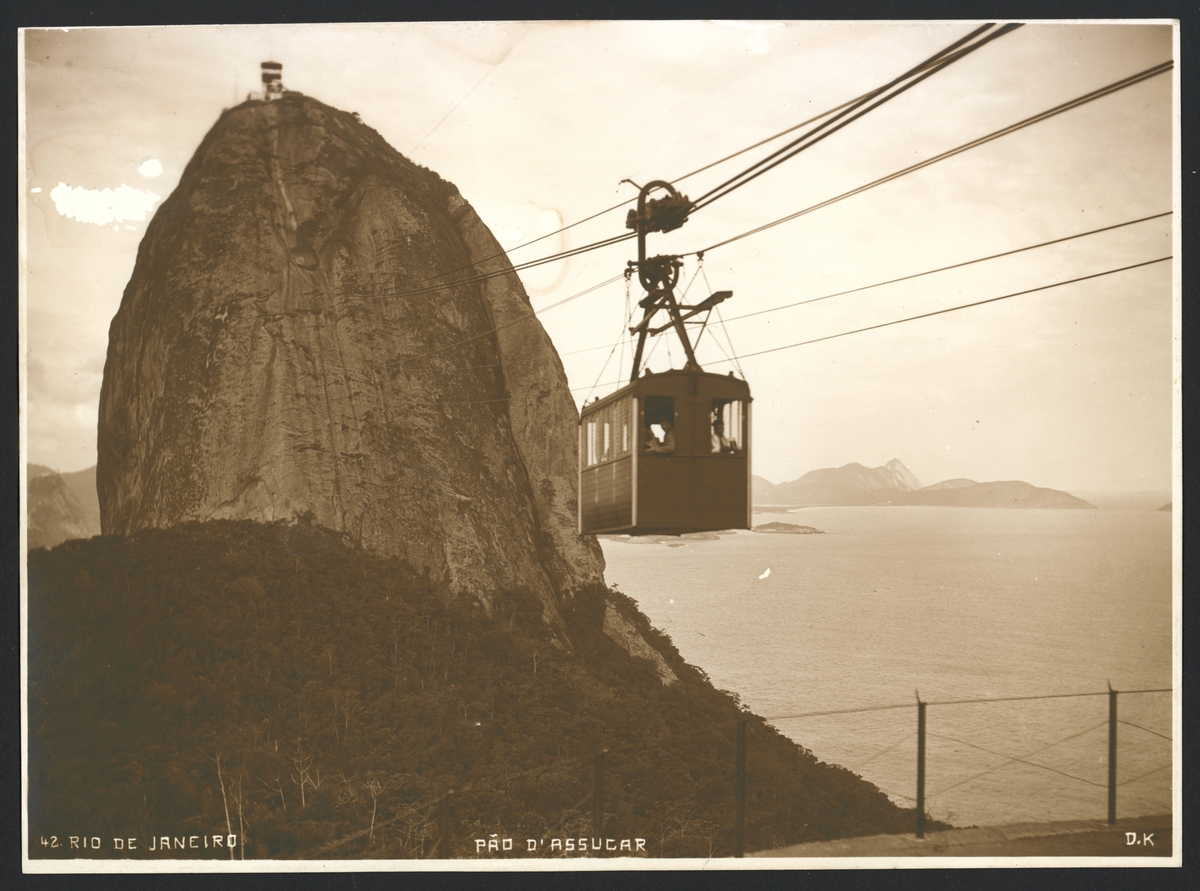 Bilden föreställer sockertoppen med linbanan i Rio de Janeiro. Motivet fotograferades under Fylgias långresa vintern 1927-28.
